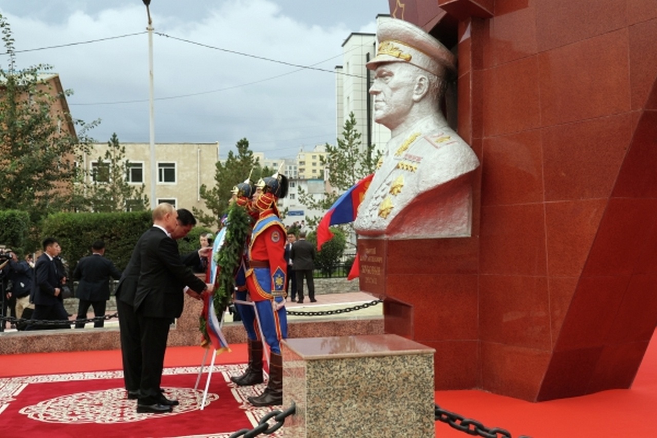 На церемонии возложения венка к памятнику Георгию Жукову.