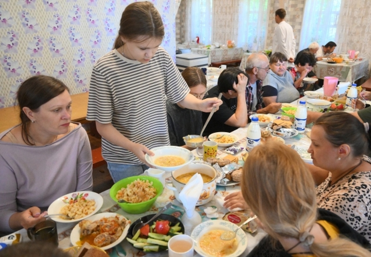 Жители пострадавших в результате атаки ВСУ приграничных районов Курской области в пункте временного размещения, август 2024 г.