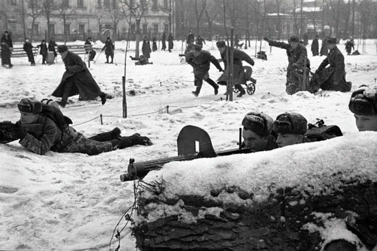 Занятия на Чистопрудном бульваре Москвы, декабрь 1941 г.