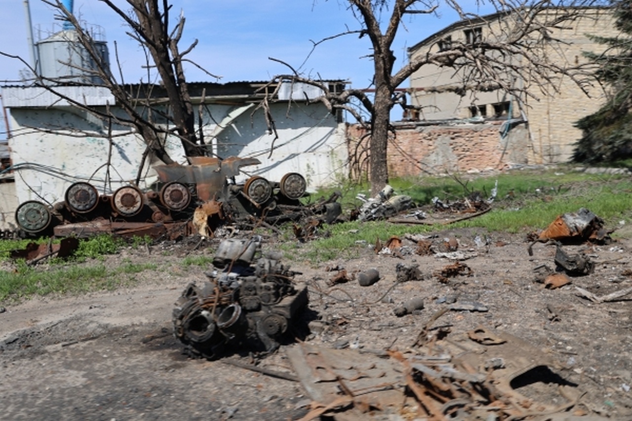 Остатки разбитой и сожжённой бронетехники ВСУ.