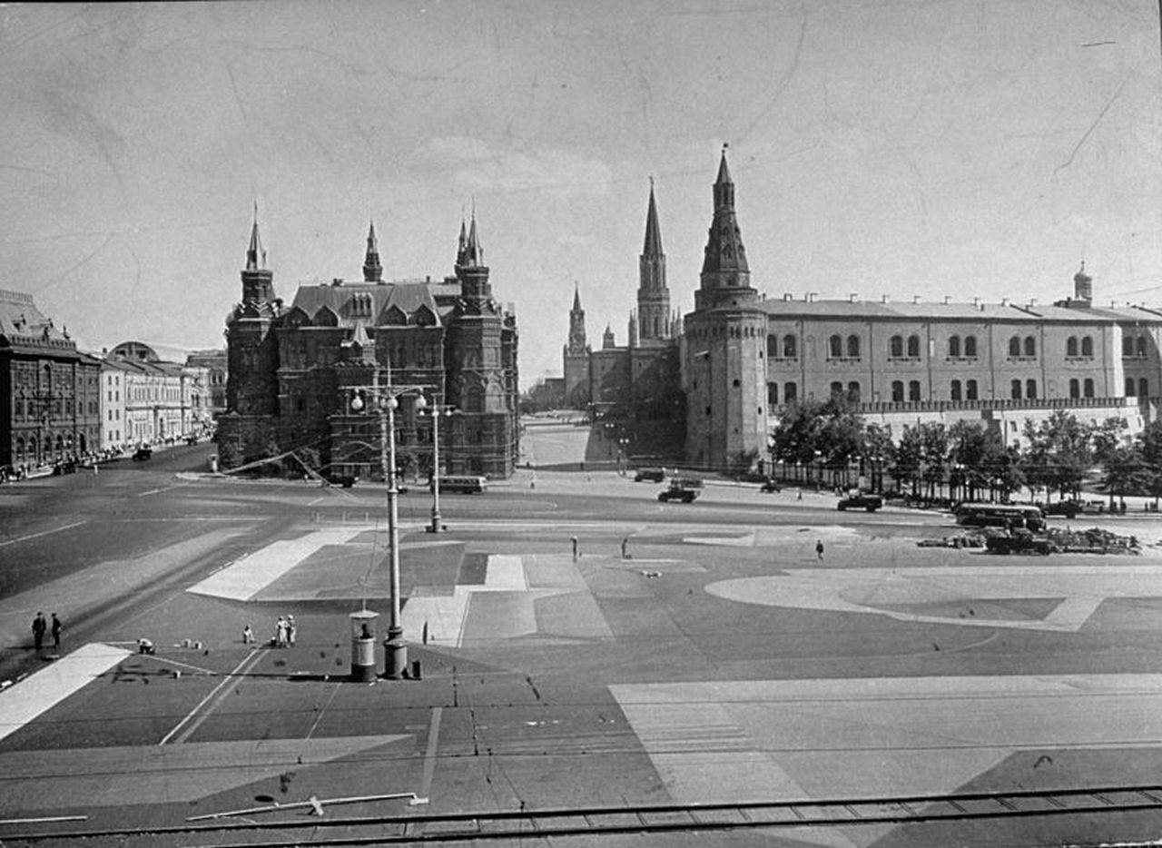 Маскировка Манежной площади в Москве, 1941 г.