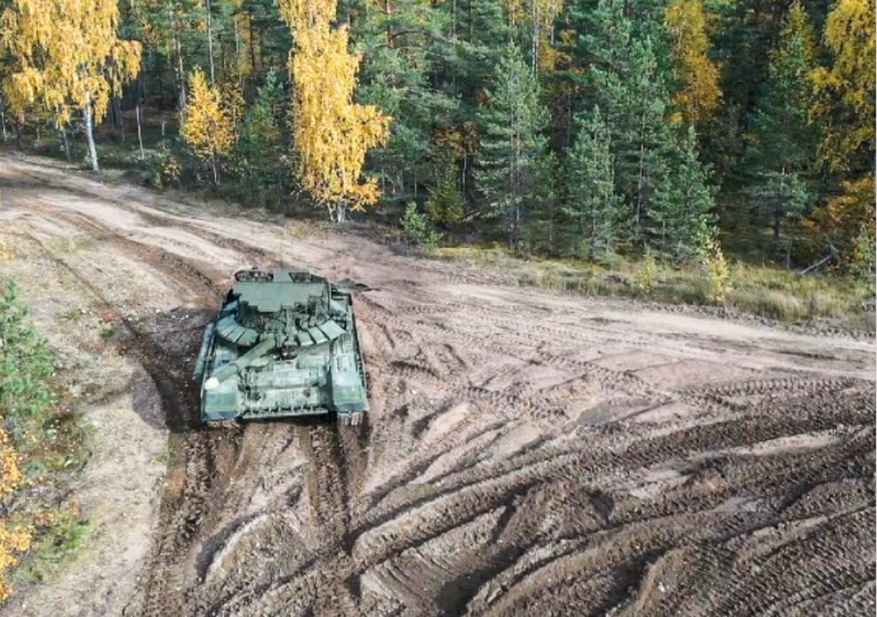 Танковые экипажи Ленинградского военного округа провели практические занятия по вождению Т-72Б3М.