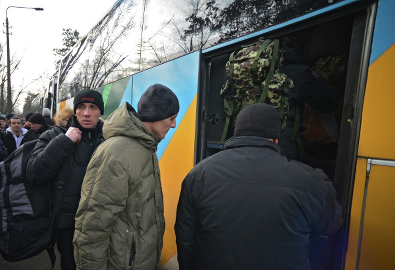 Насильно мобилизованные и призванные. На одном из призывных пунктов Киева.