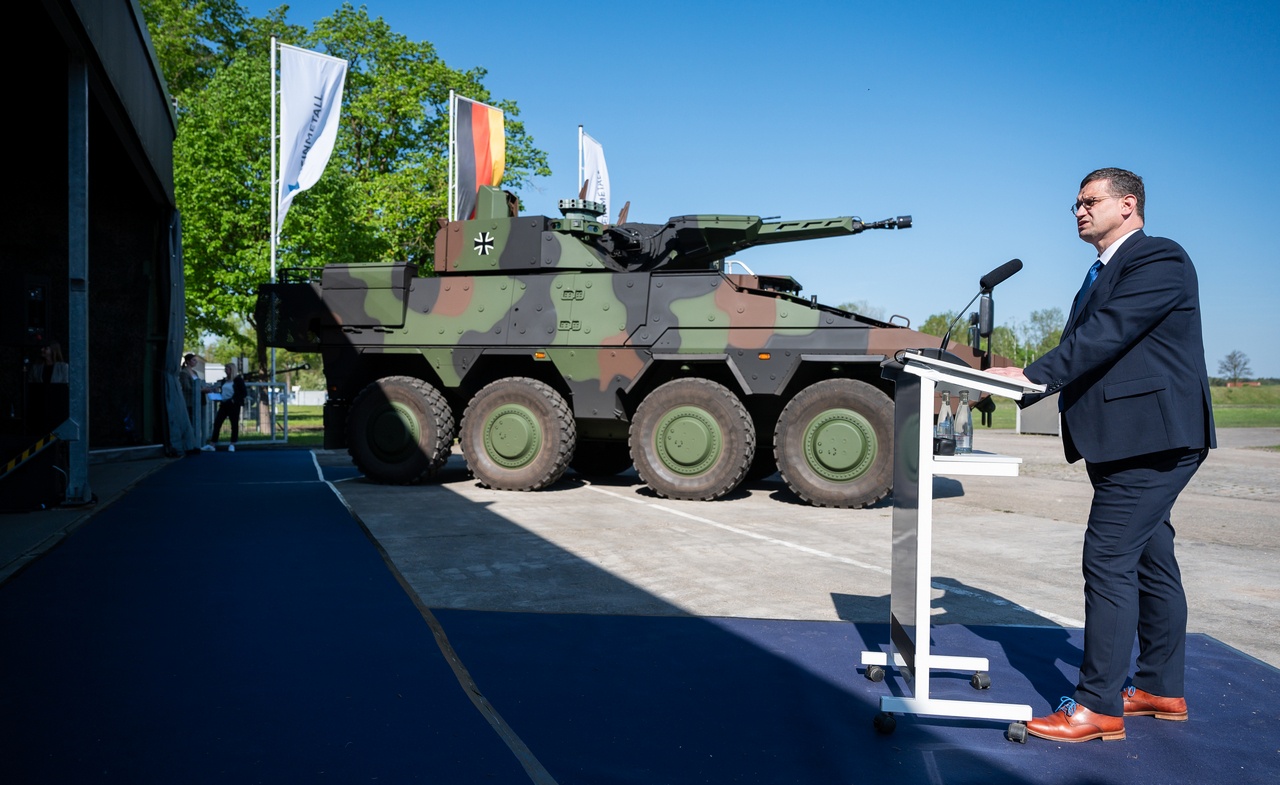 Концерн Rheinmetall передаёт колёсные бронированные машины Boxer бундесверу.