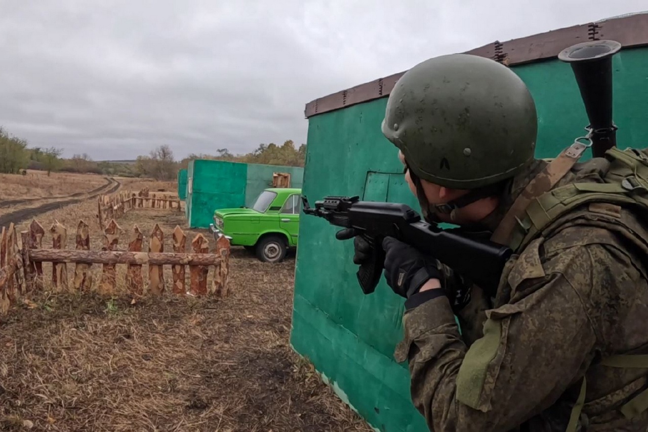 Военнослужащие штурмовых подразделений мотострелковой дивизии гвардейской танковой армии группировки войск «Запад» провели практические занятия по боевой подготовке.