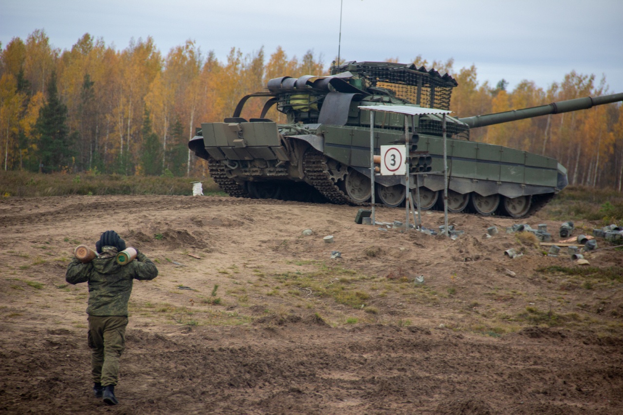 Танковые экипажи Ленинградского военного округа обучаются стрельбе с открытых огневых позиций.