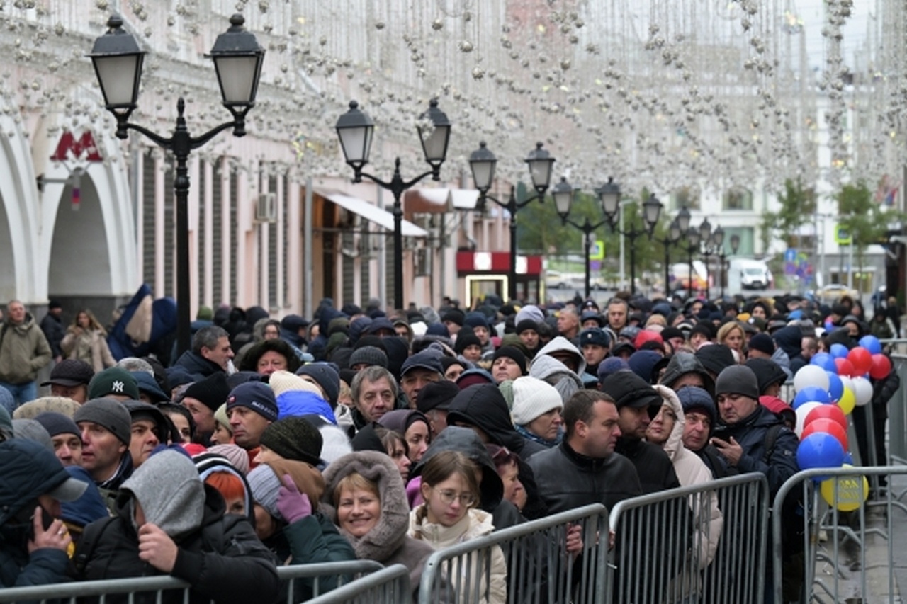 Очередь у посольства Молдавии в Москве в день голосования.