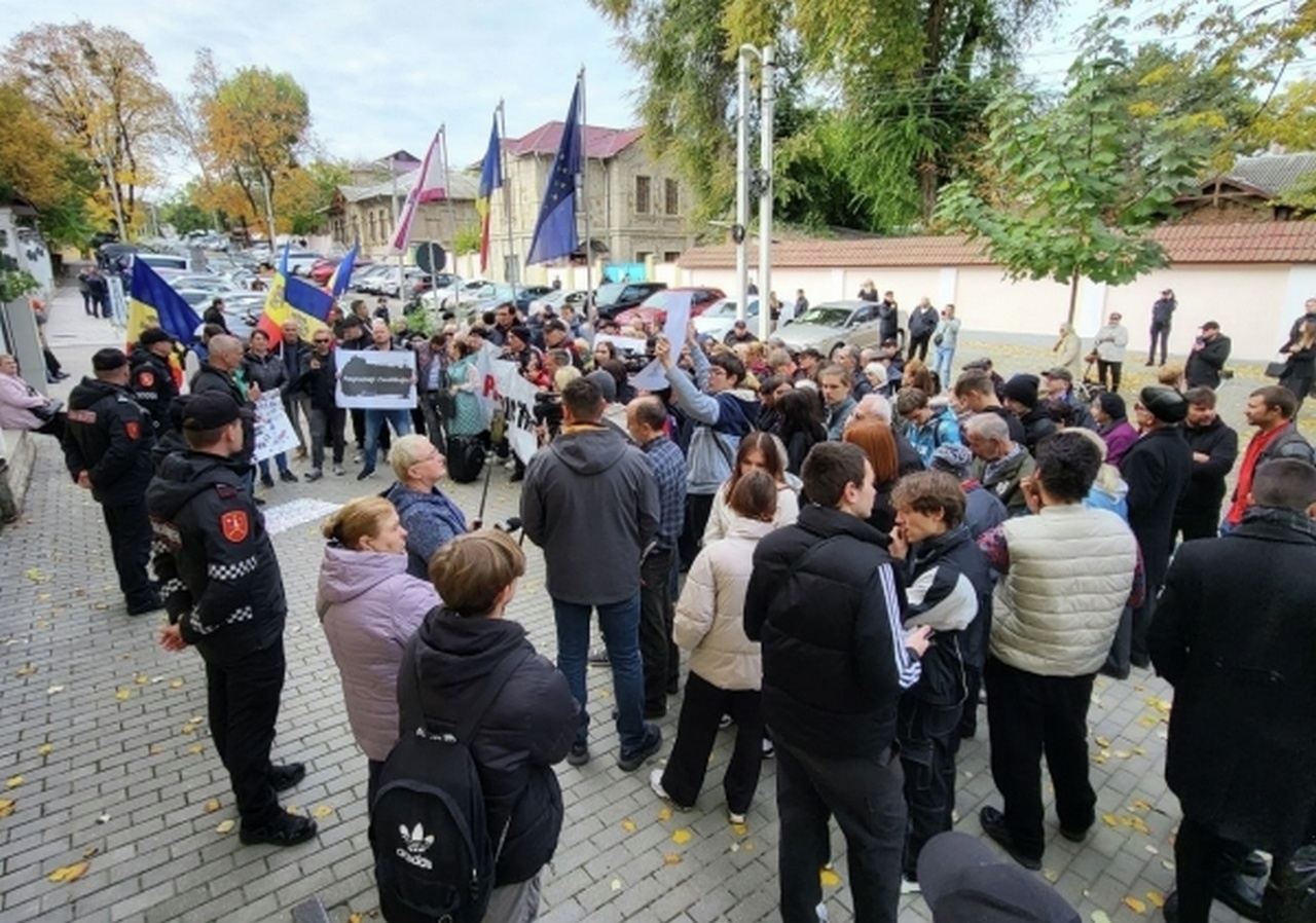 Молдавская оппозиция проводит акцию протеста против признания итогов еврореферендума у здания Конституционного суда в Кишинёве.