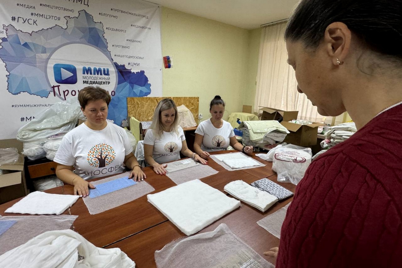 Волонтёры из Москвы и Подольска готовят к отправке в зону СВО новую партию индивидуальных перевязочных пакетов.