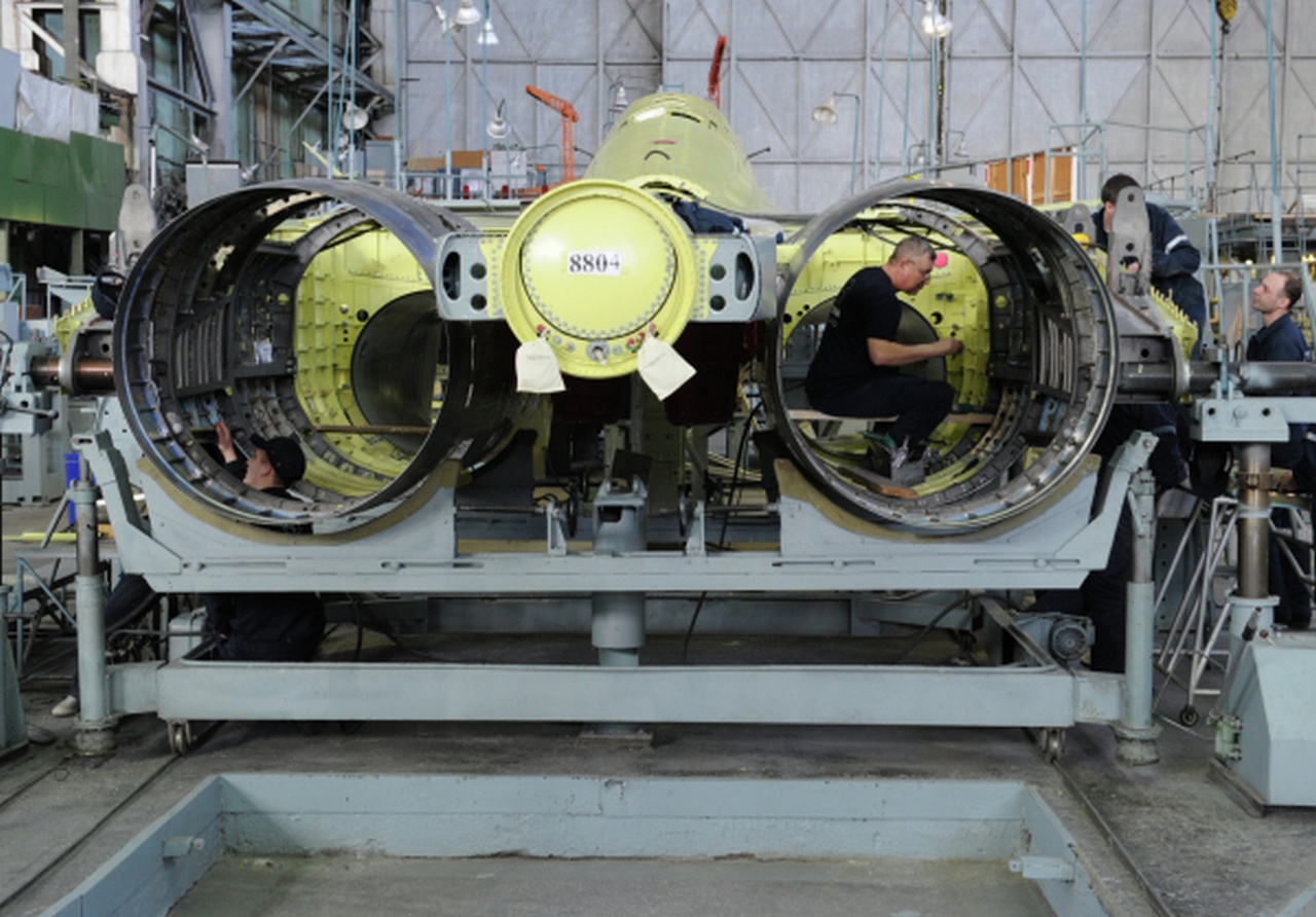 В сборочном цехе самолётов Су-35С авиационного завода имени Ю.А. Гагарина.