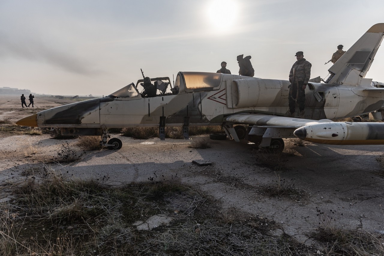 Боевики осматривают самолёт САА после взятия под контроль военного аэропорта Найраб в городе Алеппо, 2 декабря 2024 г.