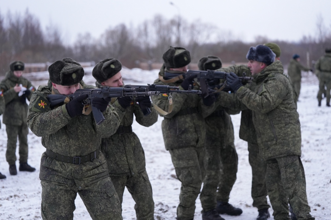 Курс начальной военной подготовки проходят призывники Ленинградского военного округа.