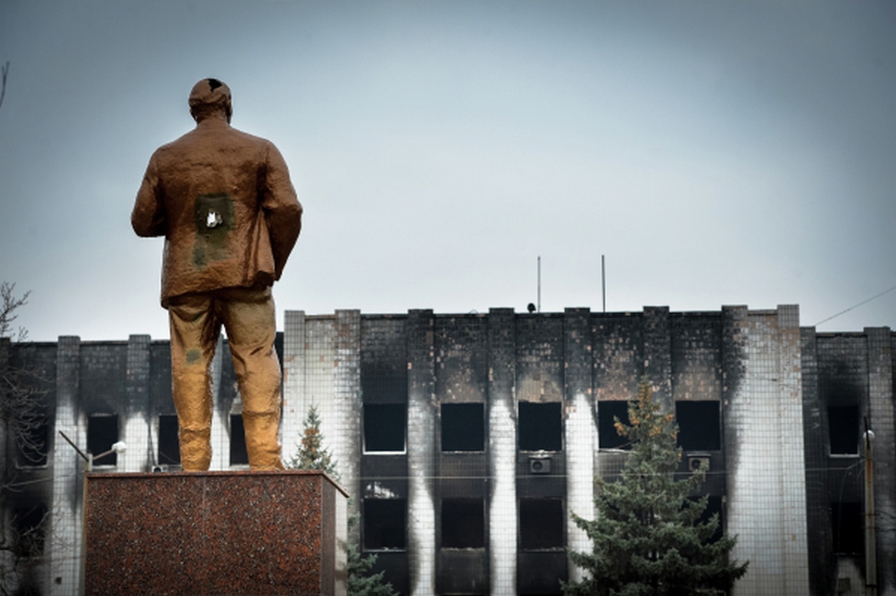 Памятник В.И. Ленину у здания городского совета в Шахтёрске, ноябрь 2014 г.