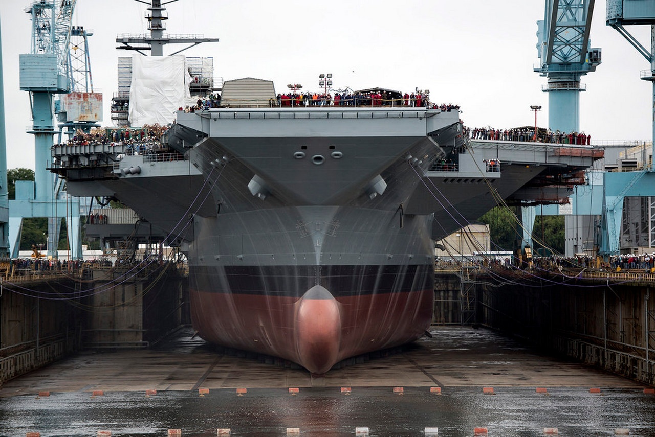 Авианосец Gerald R. Ford в сухом доке перед спуском на воду, 2013 г.