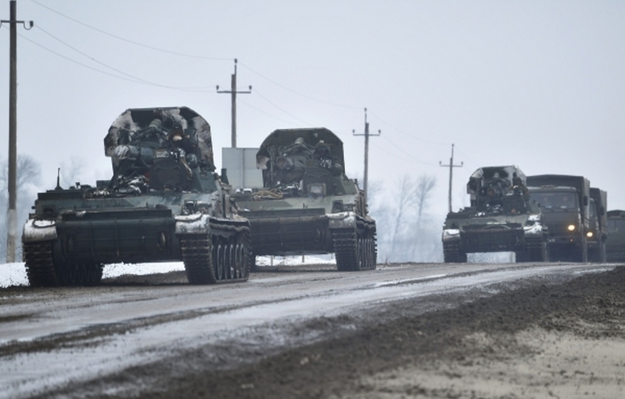 Самоходные миномёты 2С4 «Тюльпан» в колонне военной техники РФ на шоссе возле границы с Украиной в Белгородской области, февраль 2022 г.