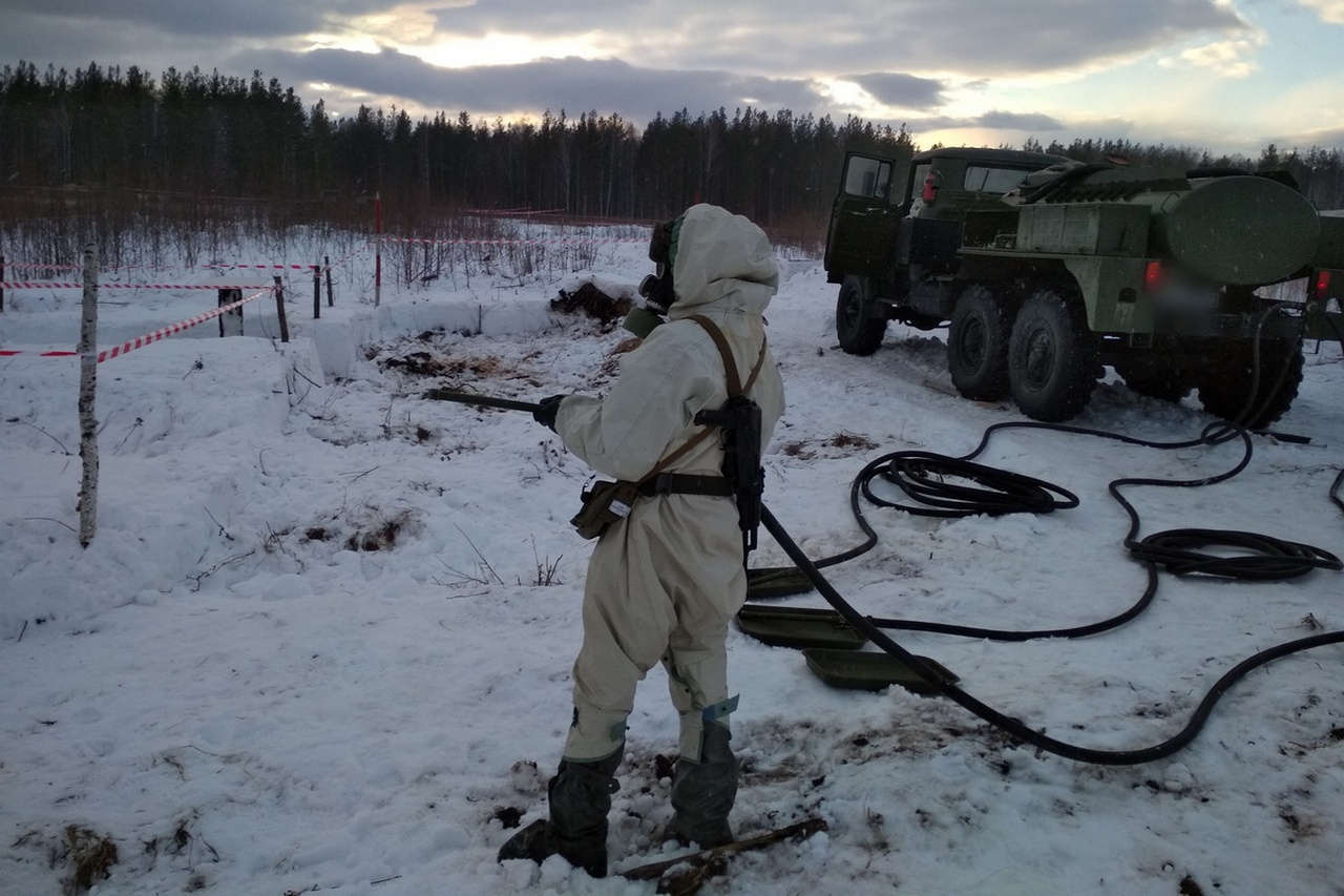 Специалисты войск РХБЗ ЦВО провели обработку условно зараженных военных объектов.