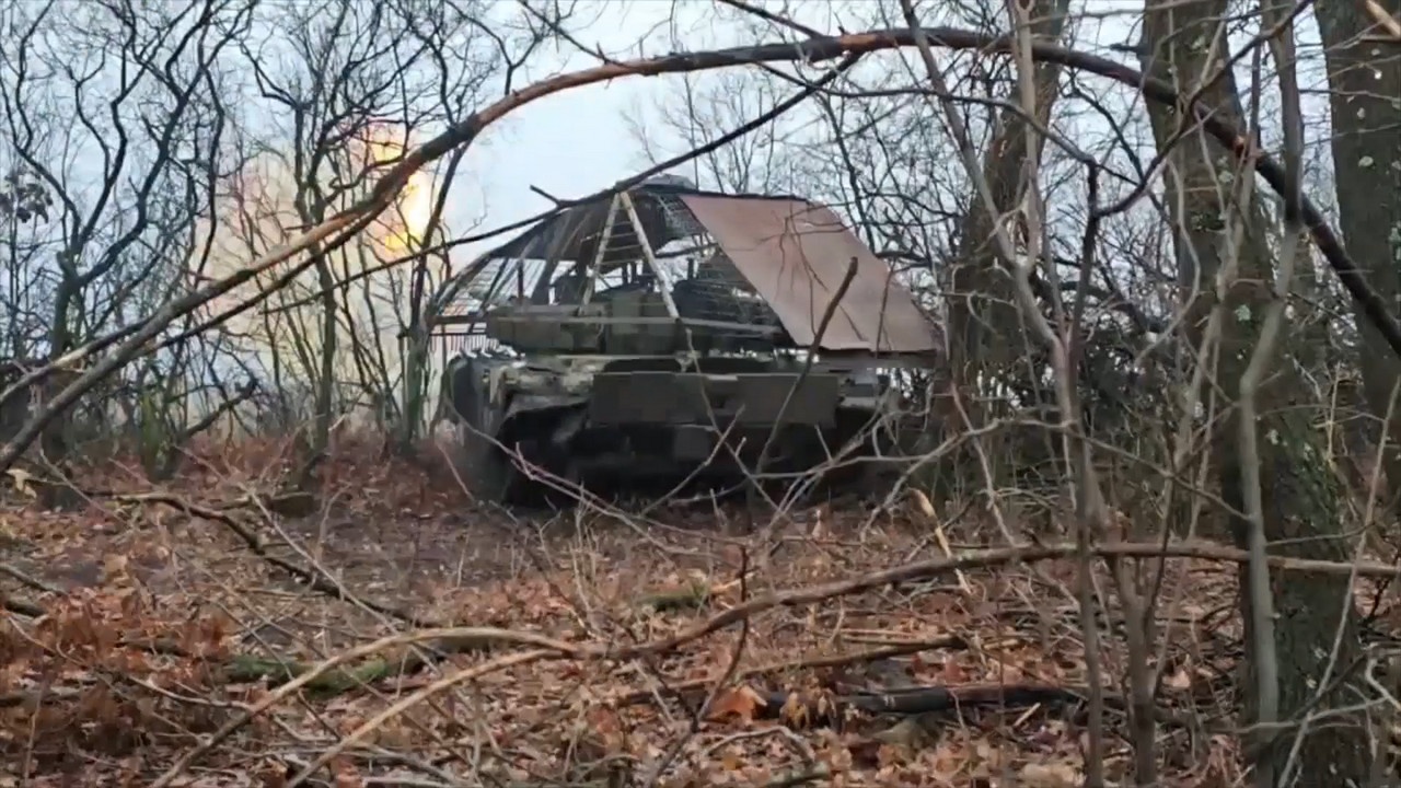 Экипаж танка Т-72Б3 группировки войск «Центр» ведёт огонь по врагу.