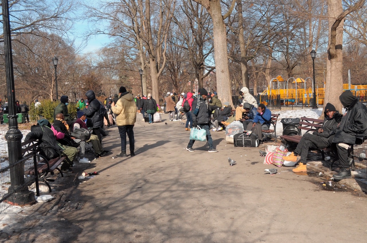 Мигранты ждут благотворительную еду в парке Нью-Йорка.