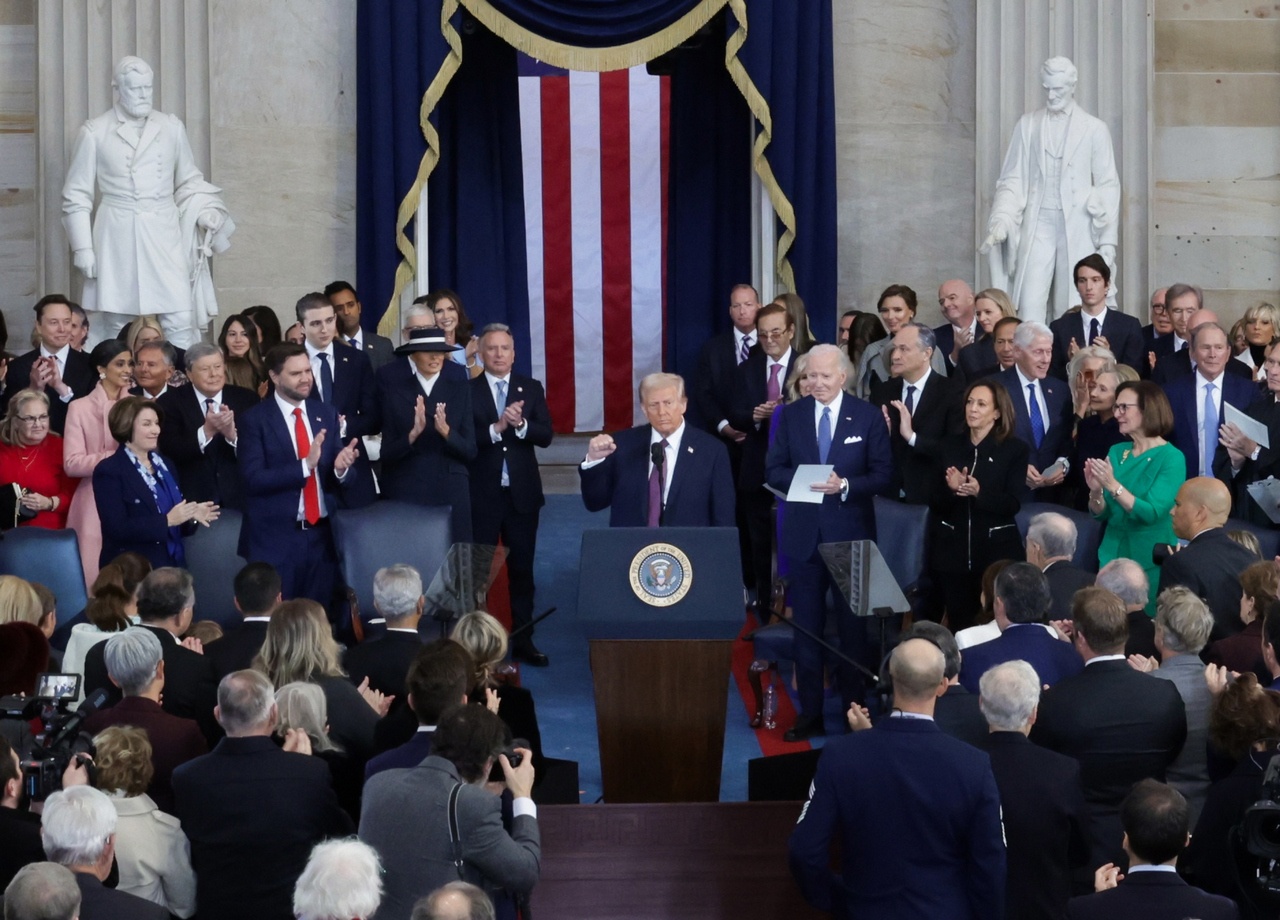 По правую руку за спиной Трампа - новая администрация и семья, по левую - уходящие демократы: Байдены, Клинтоны и Обама.