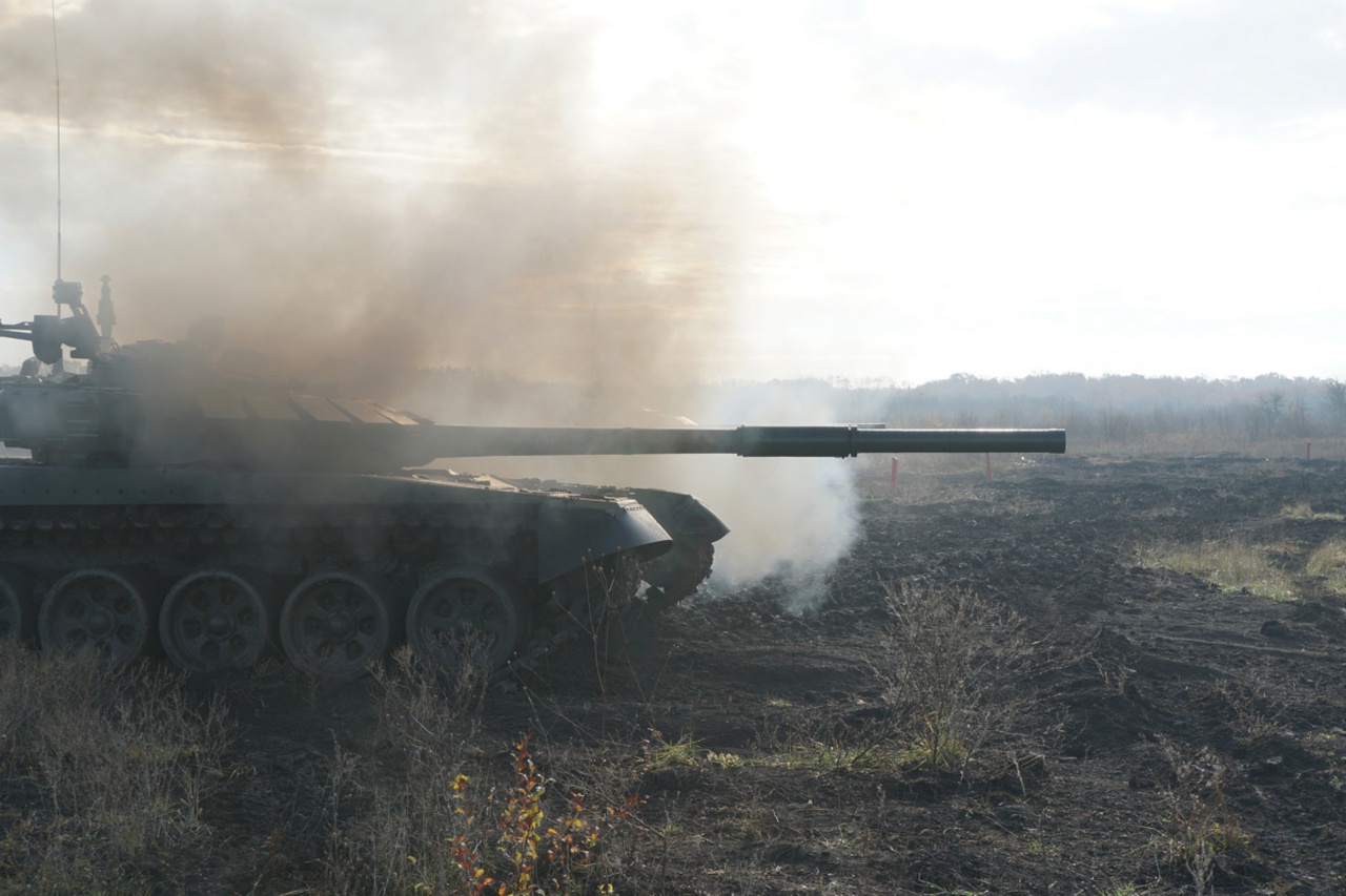 Экипажи танков Т-72Б3 уничтожили технику условного противника в учебном центре ЮВО.