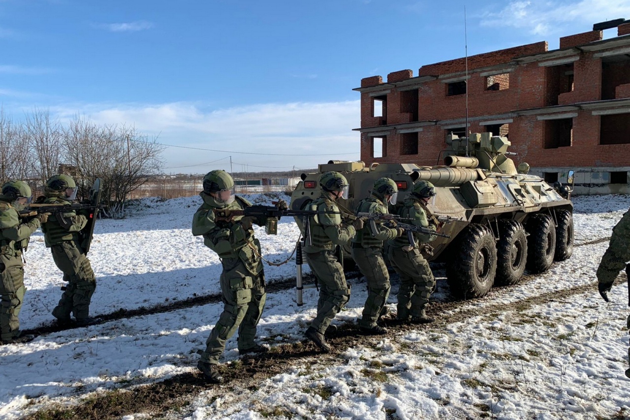 Штурмовики инженерно-сапёрного соединения ЮВО захватили опорный пункт условного противника на полигоне в Краснодарском крае.