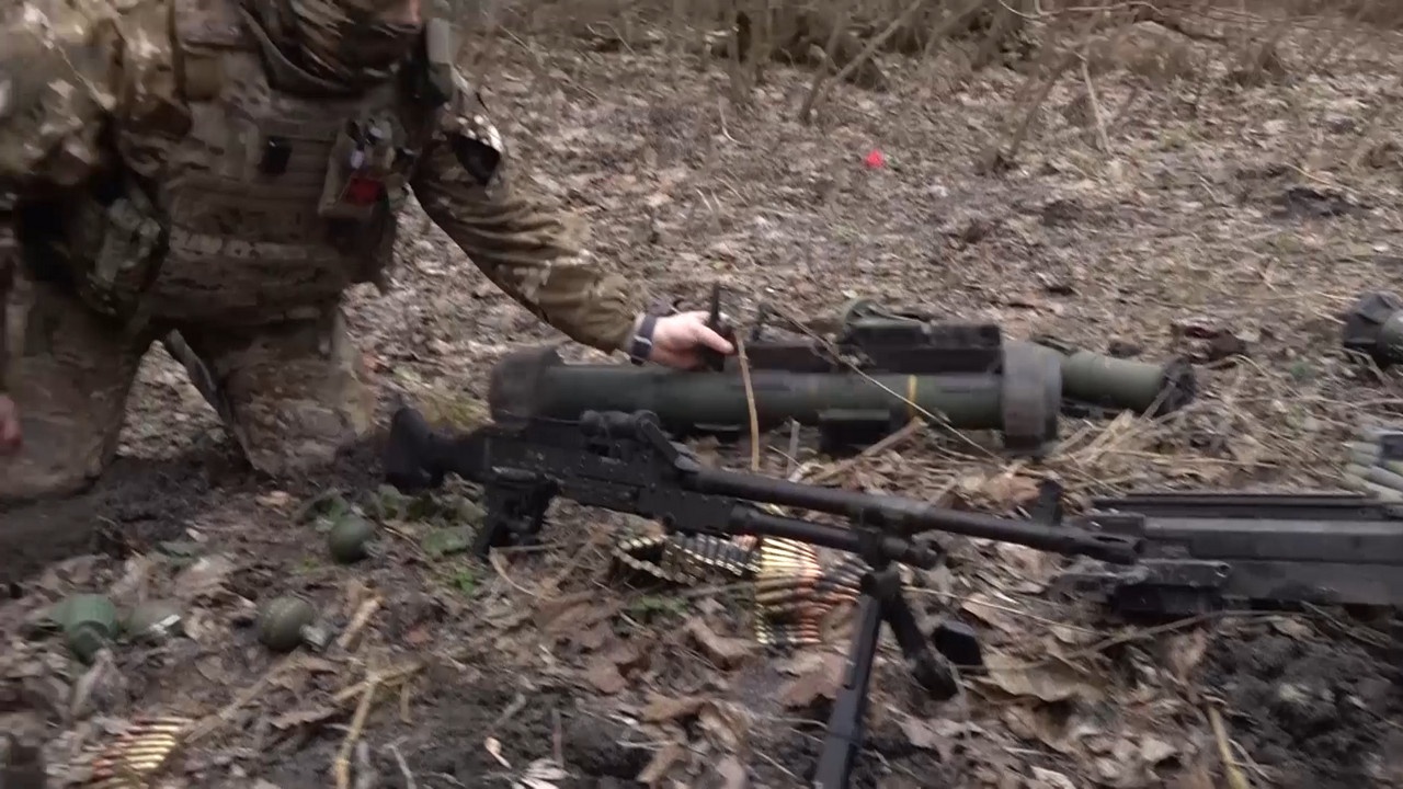 Военнослужащие из состава группировки войск «Север» демонстрируют захваченное оружие ВСУ в освобождённом населённом пункте Русское Поречное Курской области.