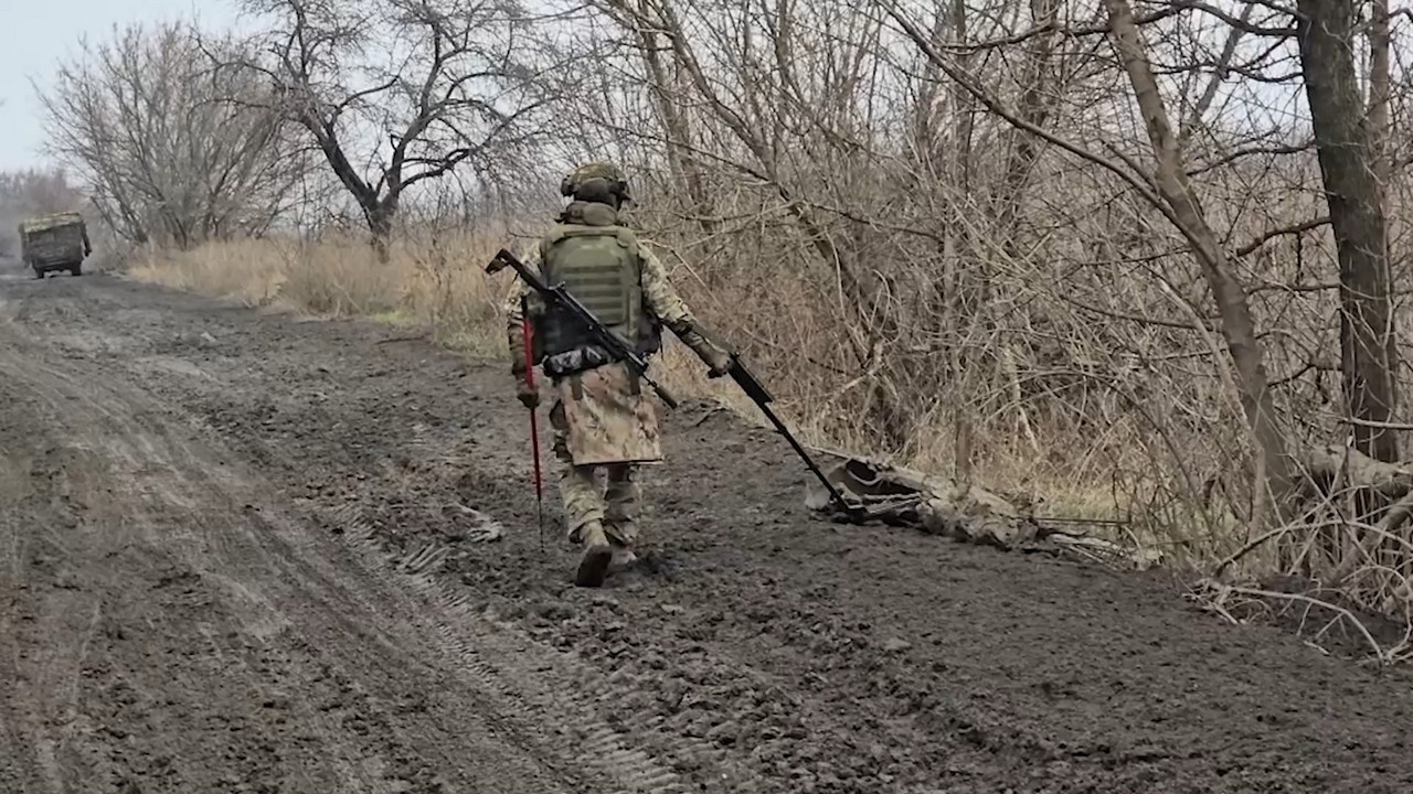 Военнослужащие инженерного соединения «Южной» группировки войск выполняют задачи по разминированию на часовярском направлении, 29 января 2025 г.