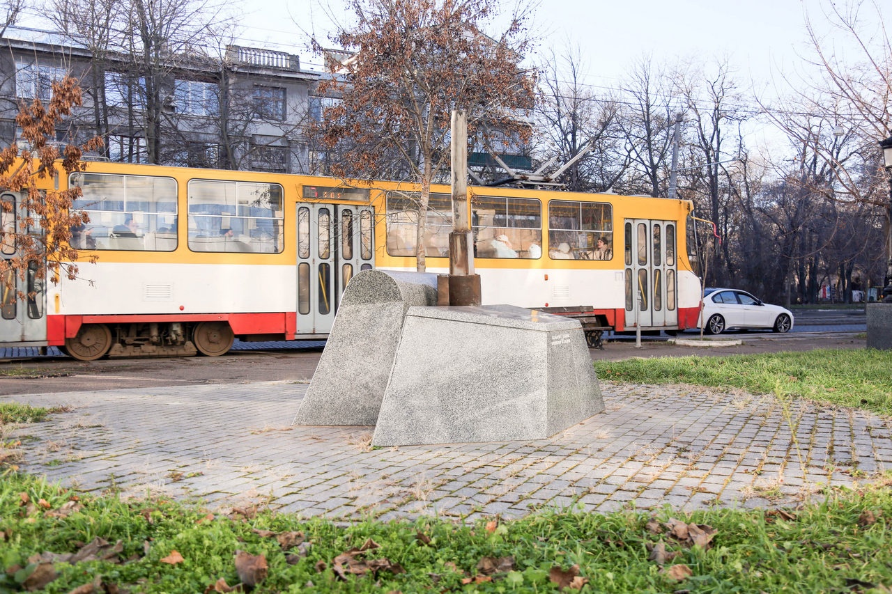 Здесь в Одессе ещё в конце прошлого года стоял памятник Владимиру Высоцкому.