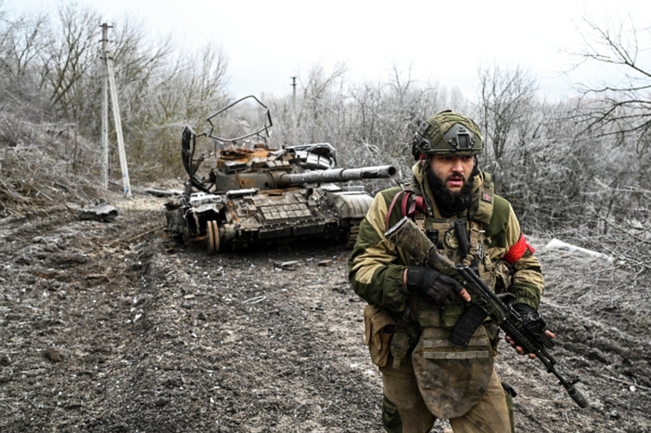 Военнослужащий спецназа «Ахмат» возле подбитого украинского танка в селе Русское Поречное Курской области.