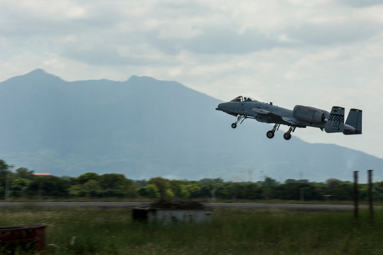 Самолёт ВВС США A-10 Thunderbolt II взлетает с авиабазы Кларк во время учений.