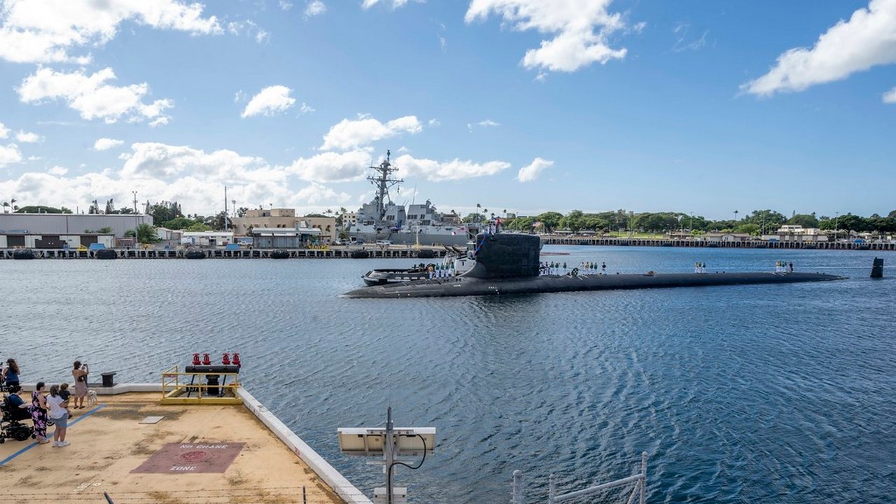 Быстроходная ударная подводная лодка USS Montana прибывает на объединённую базу Пёрл-Харбор - Хикам, 23 декабря 2024 г.