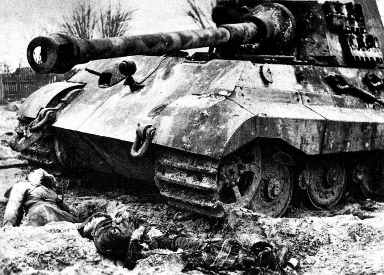 Подбитый немецкий танк Pz.Kpfw. VI Ausf. B «Королевский Тигр», Померания.