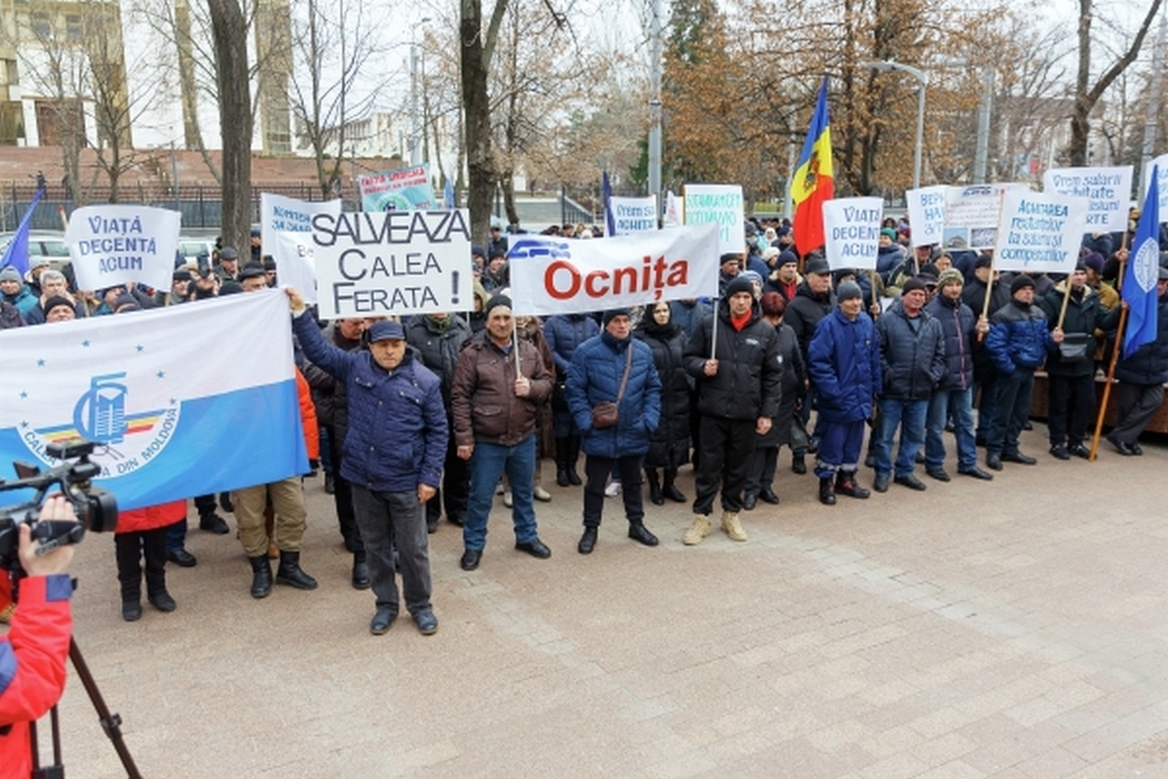 Работники ГП «Железная дорога Молдовы» на акции протеста из-за многомесячных задолженностей по зарплатам.