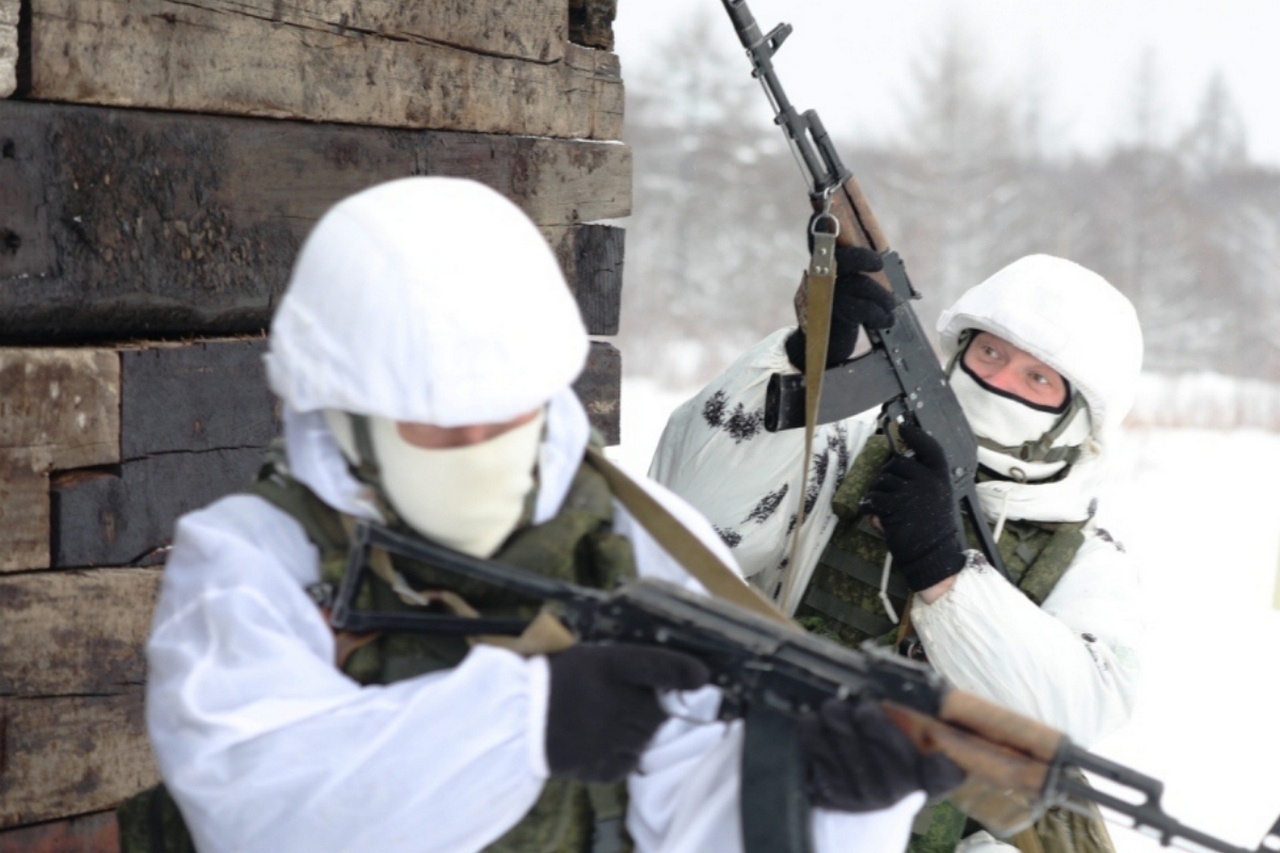 В Приморском крае военнослужащие ВВО в составе подразделений совершенствуют тактику действий в бою.