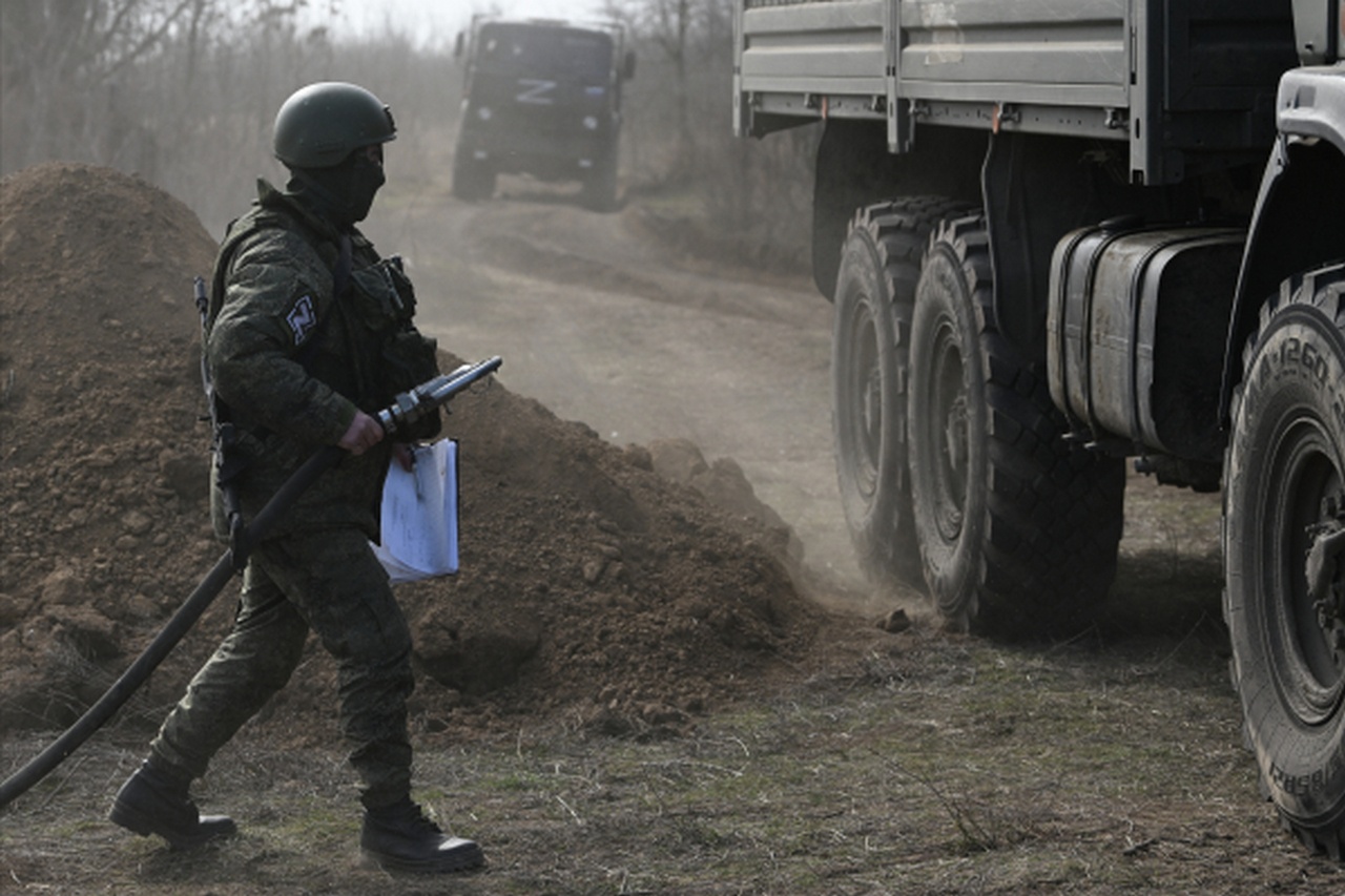 Работа военных автозаправщиков в зоне СВО.