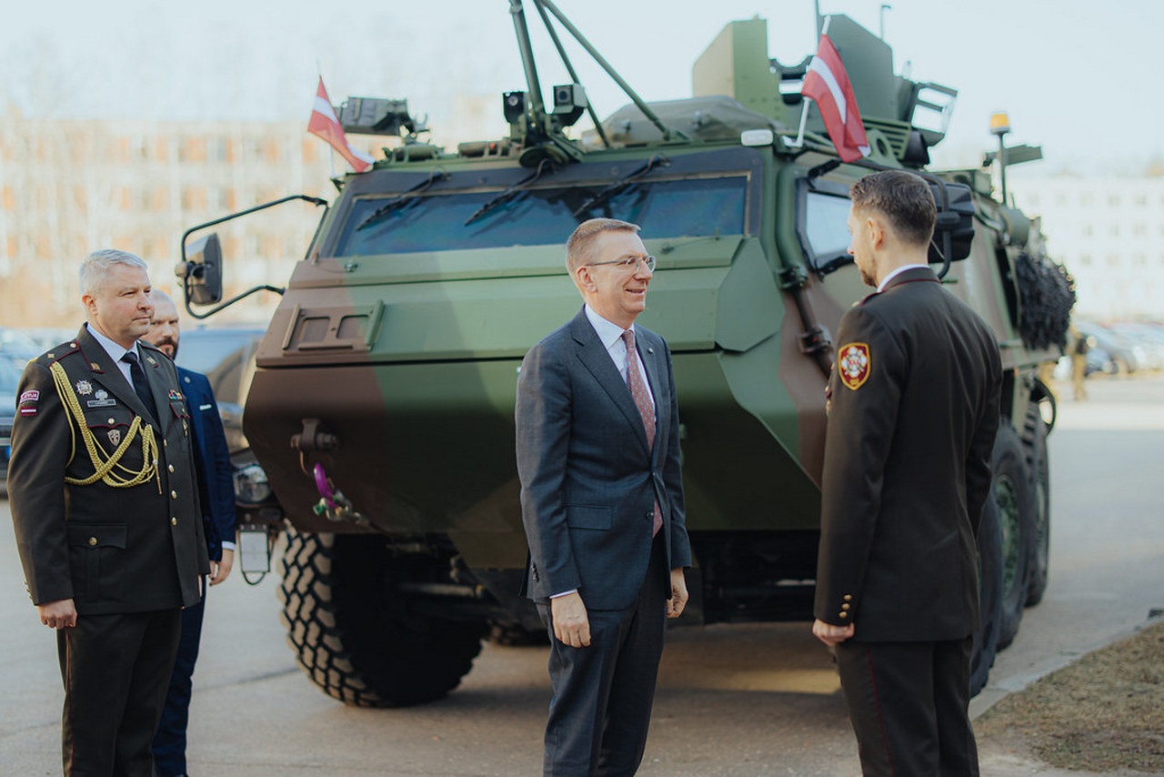 Латвийский президент (в центре) как открытый гей не готов посылать своих мужчин-солдат на Украину.