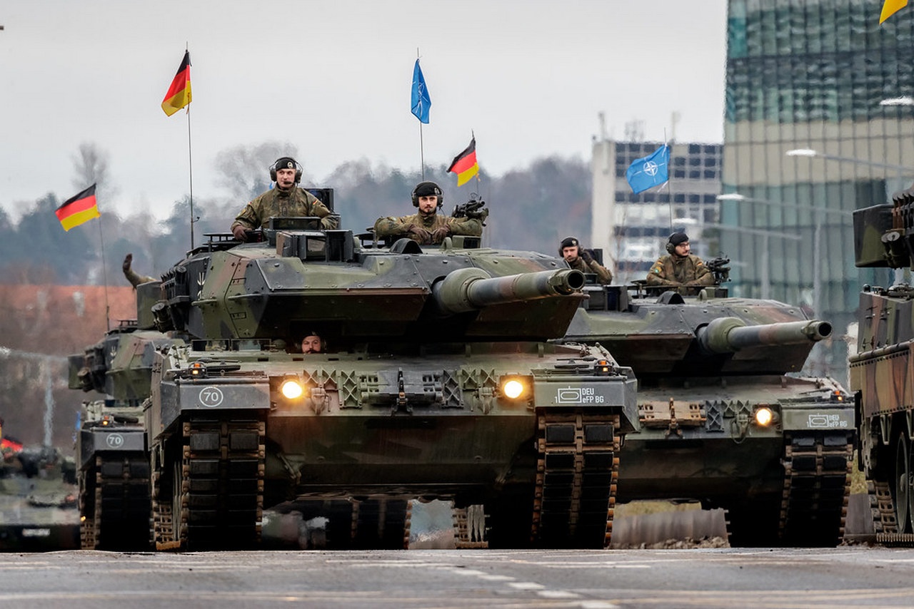 Немецкие Leopard 2A6 из Усиленной передовой боевой группы на военном параде по случаю годовщины литовской армии в Вильнюсе.