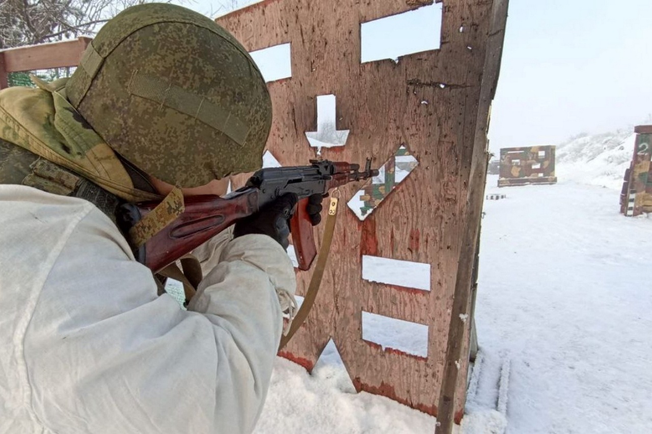 Военнослужащие армейского корпуса ВВО на Сахалине совершенствуют навыки скоростной стрельбы.