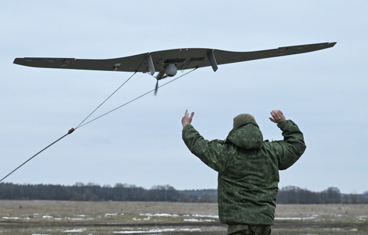 Работа военнослужащих расчёта БПЛА «Суперкам» 40-й бригады морской пехоты группировки войск «Север» на Курском направлении СВО.