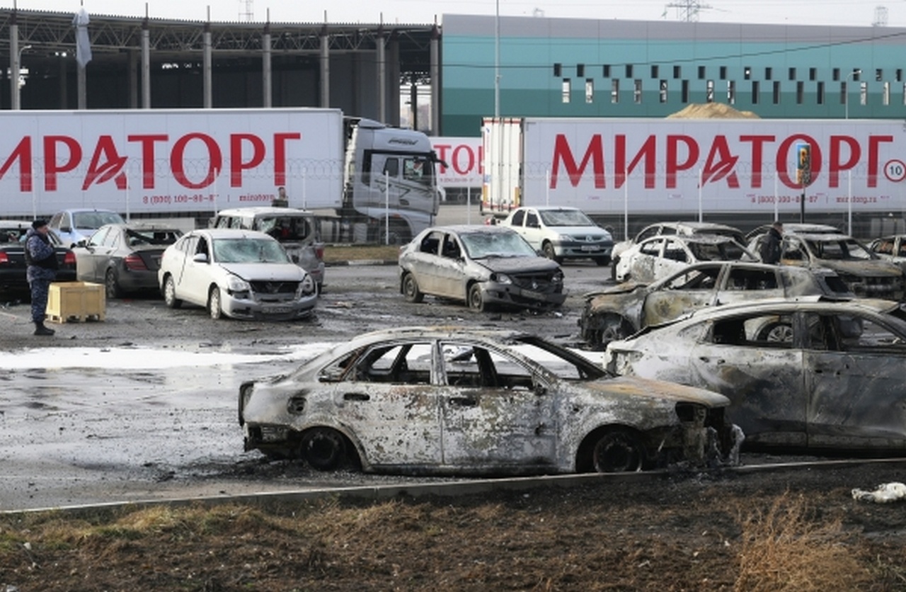 Сгоревшие автомобили на парковке у дистрибьютерского центра «Мираторга» в Домодедово.