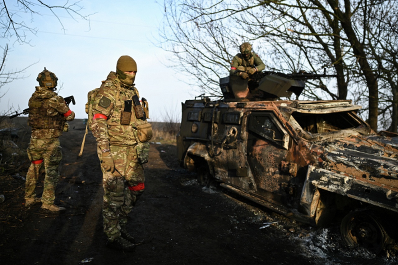 Военнослужащие спецназа «Ахмат» у подбитого бронеавтомобиля «Козак» ВСУ в Суджанском районе Курской области.