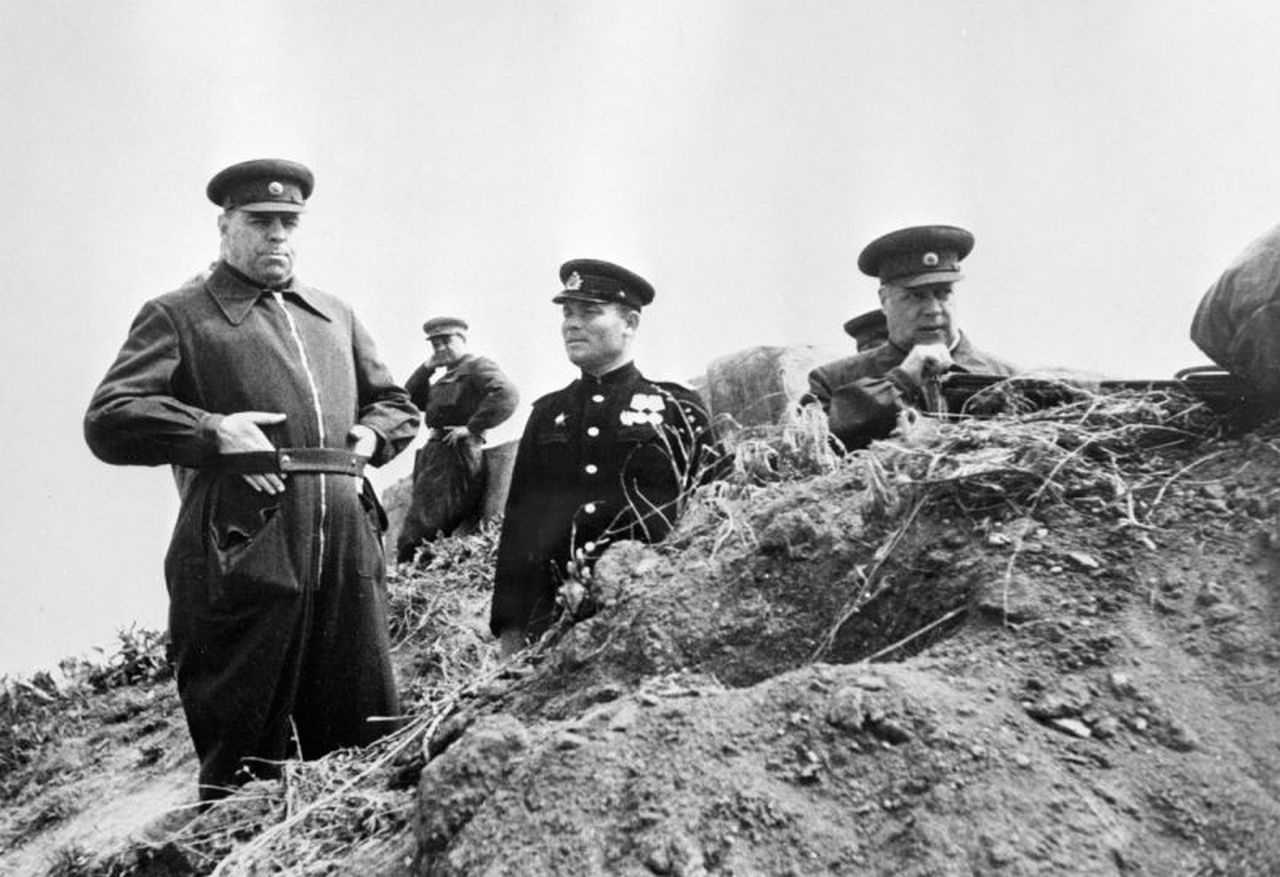 Начальник Генерального штаба РККА маршал Советского Союза Александр Михайлович Василевский (слева) и командующий 4-м Украинским фронтом генерал армии Фёдор Иванович Толбухин (крайний справа) наблюдают за ходом боевых действий на подступах к Севастополю.