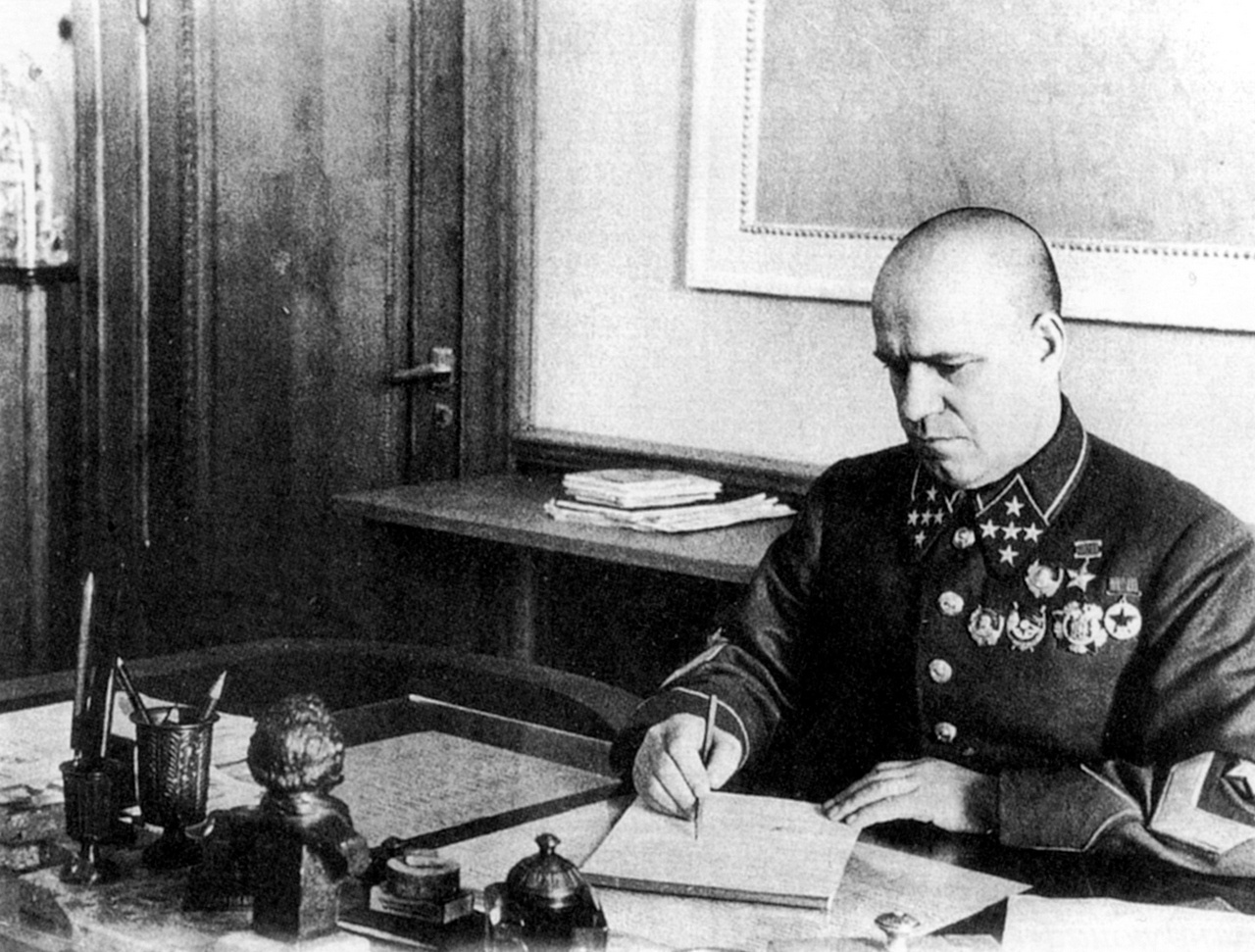 Начальник Генерального штаба РККА генерал армии Георгий Константинович Жуков после назначения на должность в январе 1941 года.
