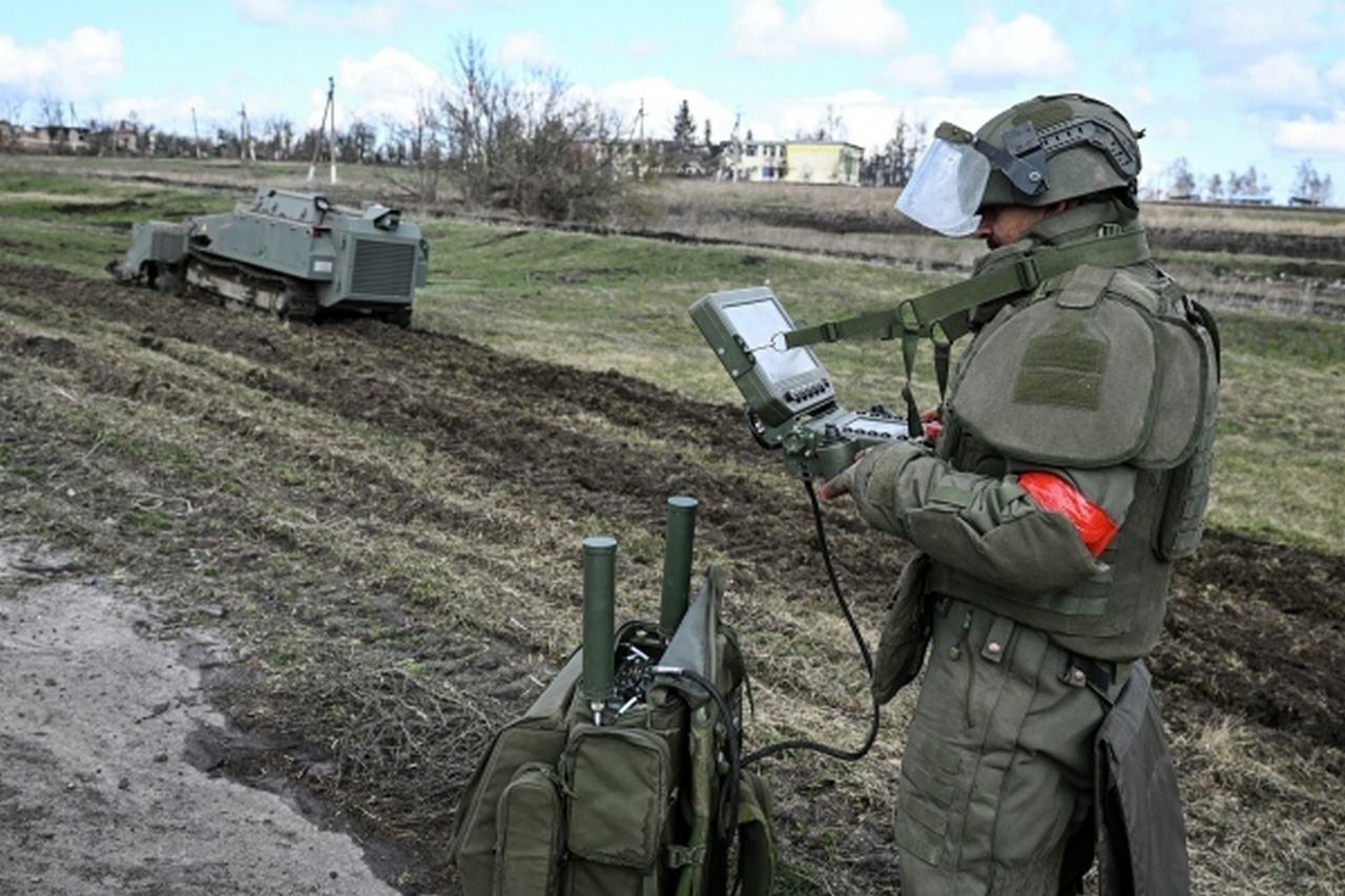 Военнослужащий 92-го сапёрного полка разминирует территорию роботизированным комплексом «Уран-6» в приграничных районах Курской области.