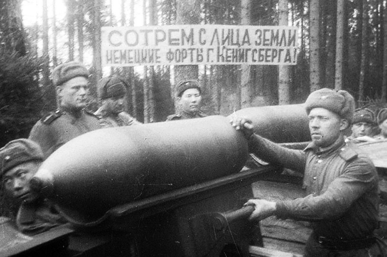 Артиллеристы батареи капитана В. Лескова готовят к стрельбе 305-мм гаубицы.