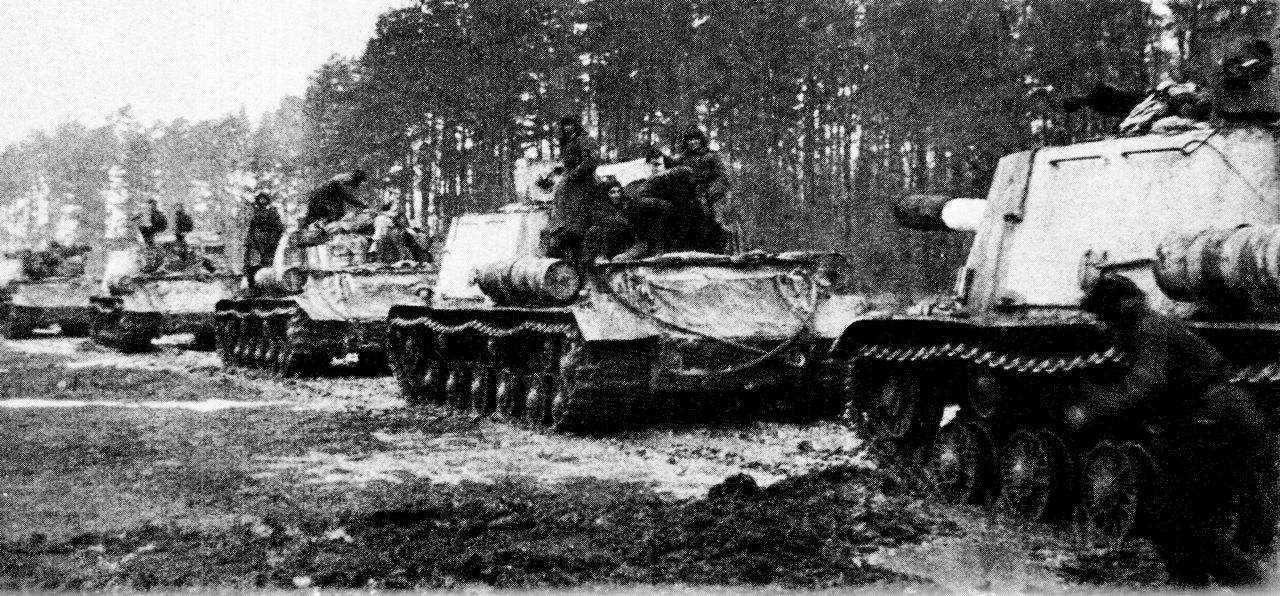 Колонна советских САУ ИСУ-152 на подступах к Кёнигсбергу.