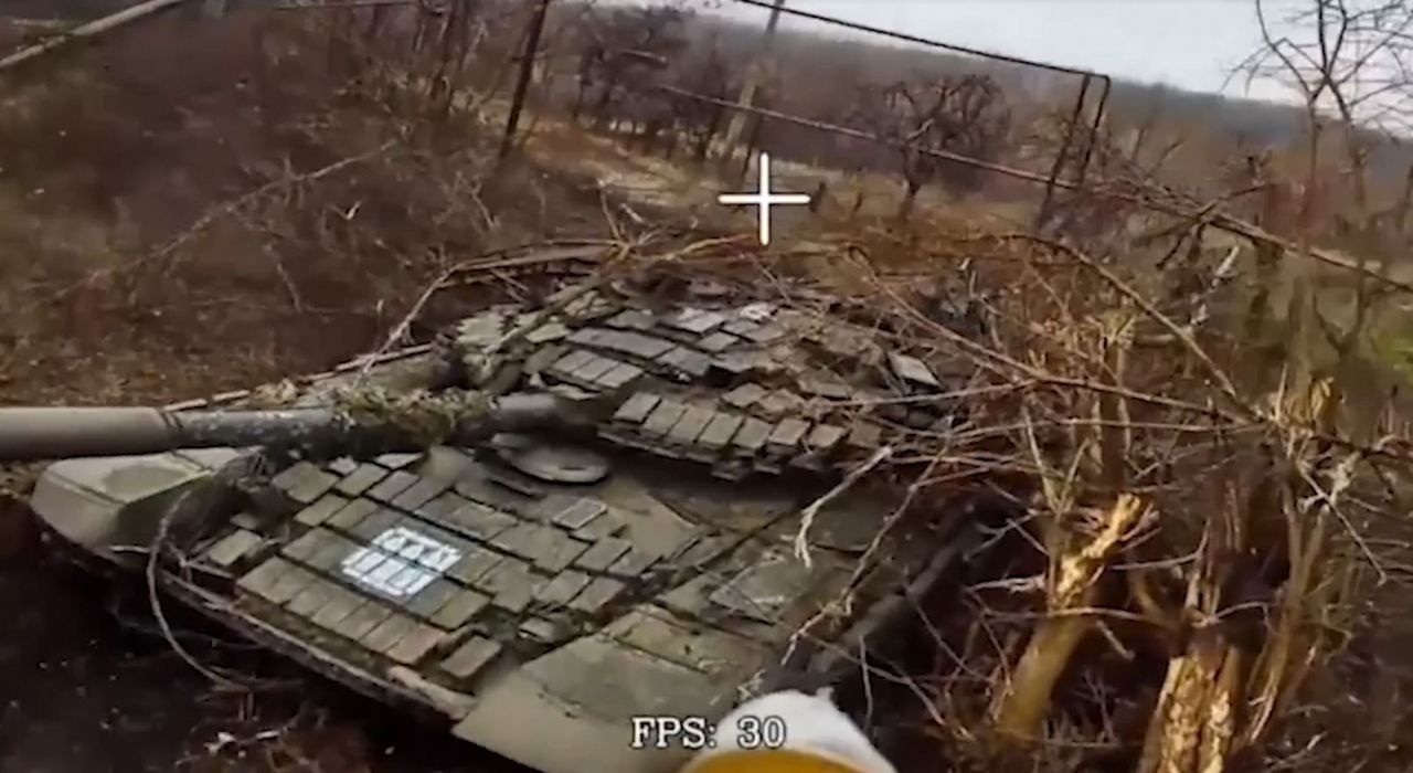 Операторы FPV-дронов подразделений ВДВ уничтожают технику ВСУ в районе Часова Яра.