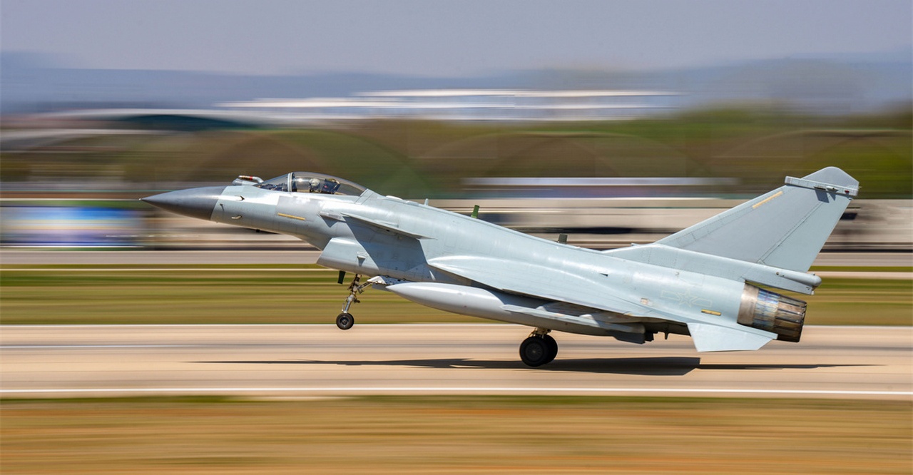 Истребитель J-10.