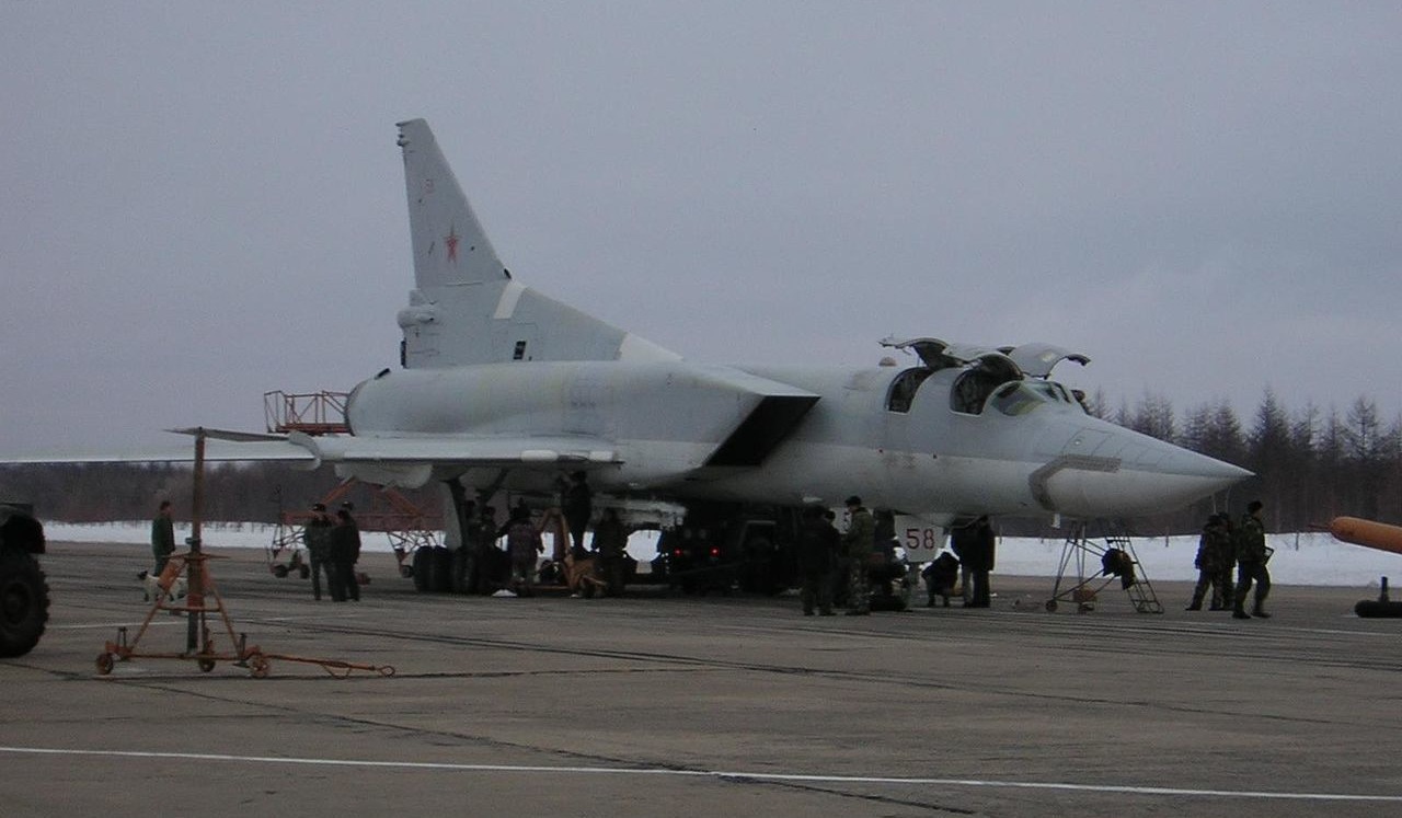 Аварийная посадка Ту-22М3, весна 2005 г. Самолёт восстановлен.