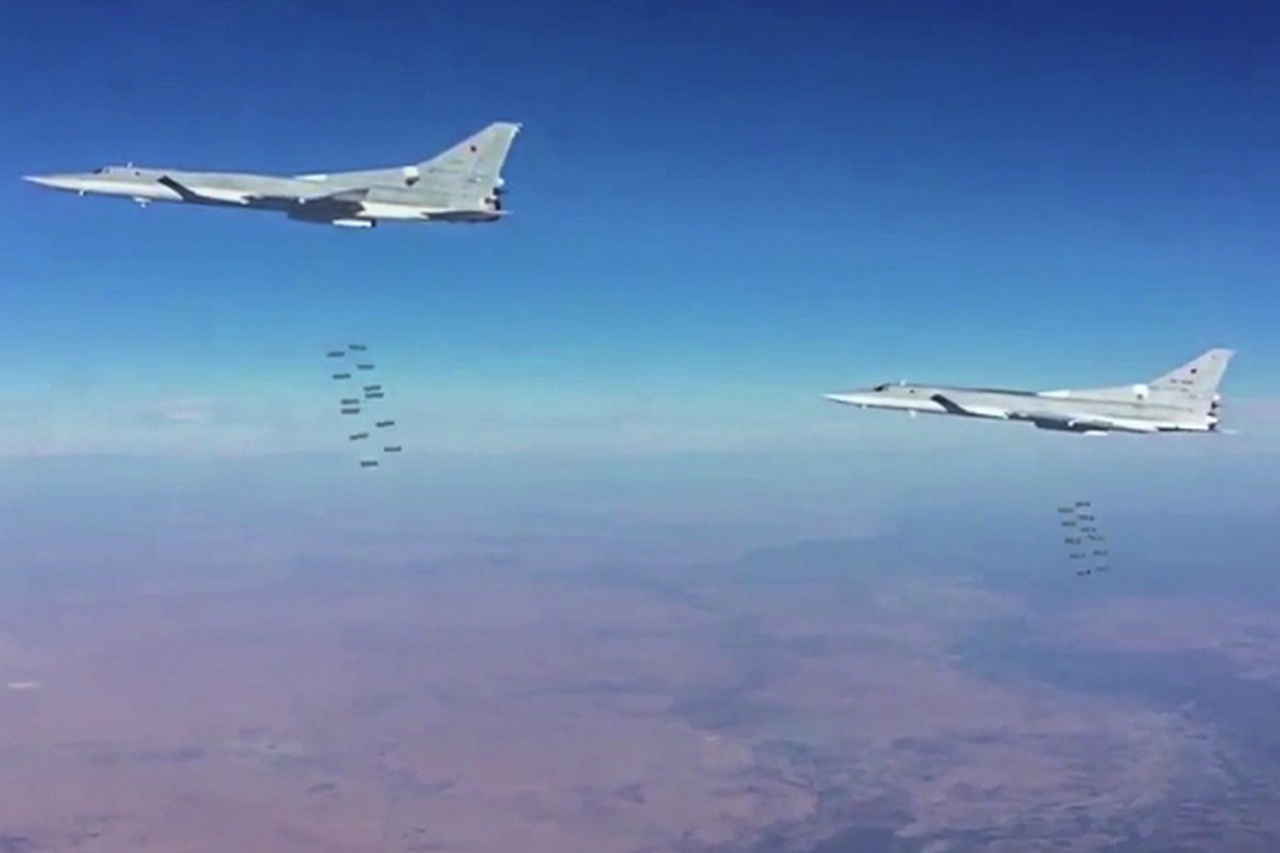 Бомбардировщики-ракетоносцы ВКС РФ Ту-22М3 наносят удар по объектам террористов в Сирии.